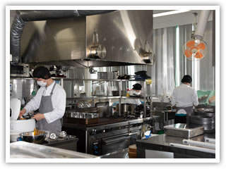 厨房での調理業務